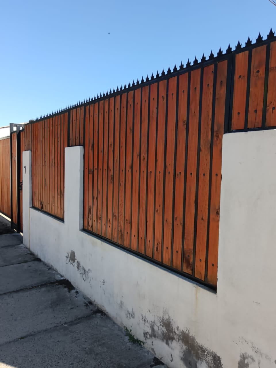 Cierre perimetral con madera y metal