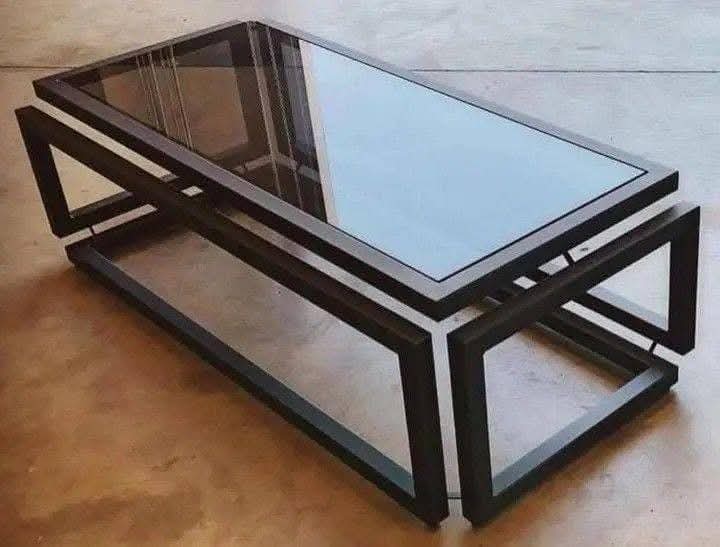 Mesa de centro con estructura metálica