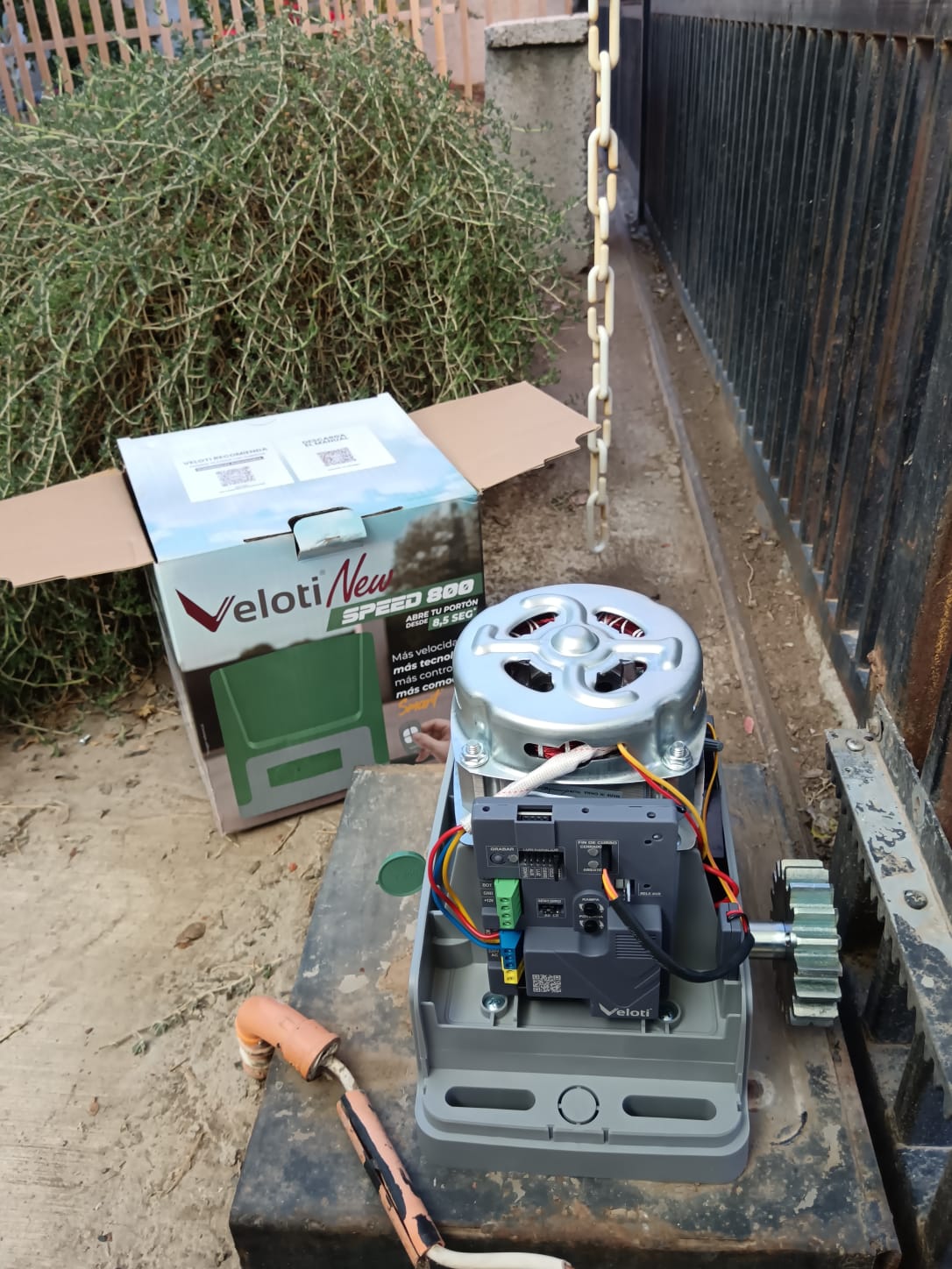 Motor de portón automático en instalación