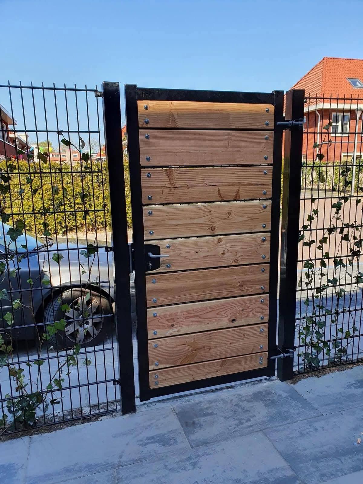 Portón peatonal de madera y metal instalado